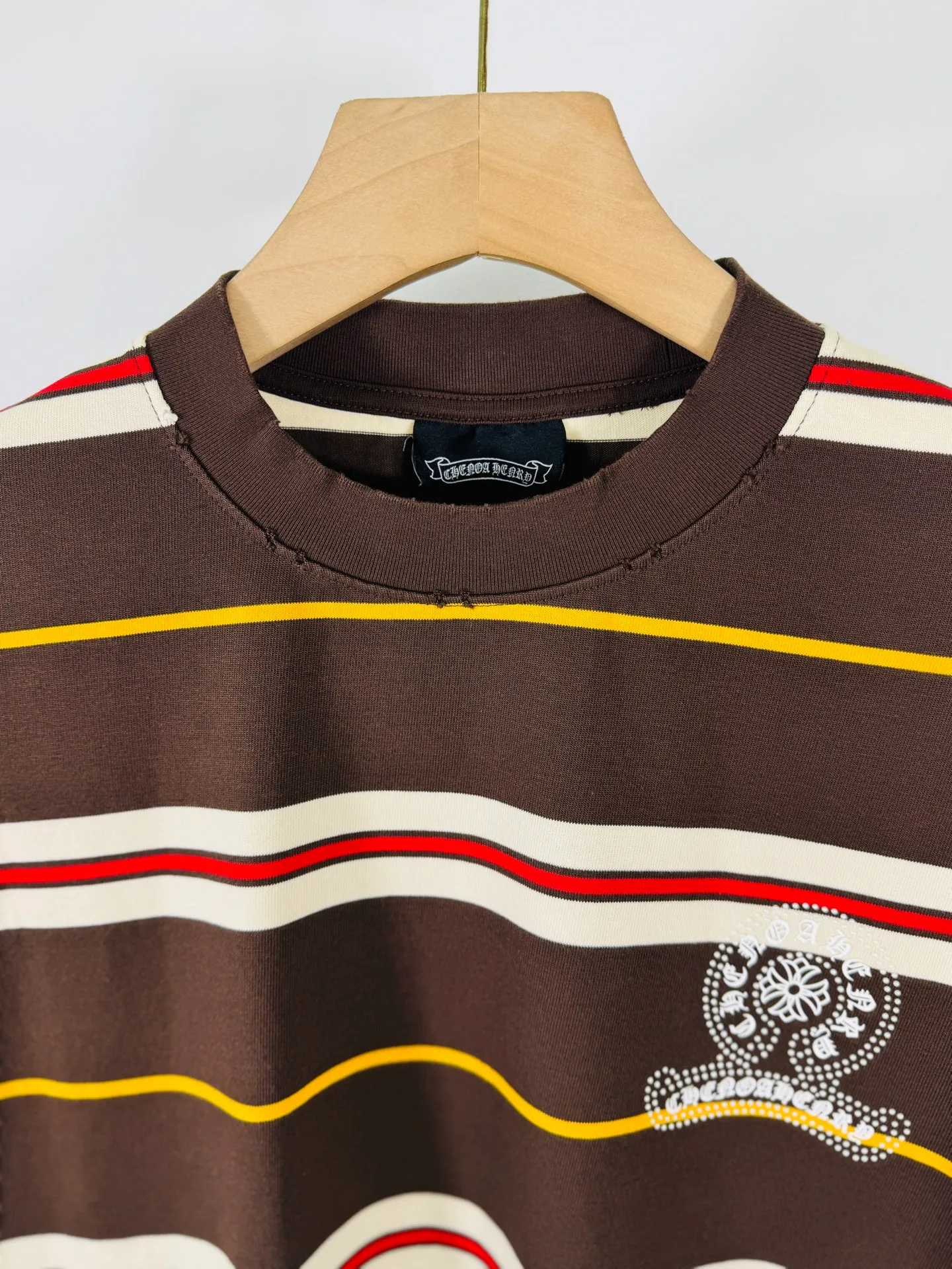P260 top version, real shot without P, ​​different from market currency) 𝗖𝗵𝗿𝗼𝗺𝗲 𝗛𝗲𝗮𝗿𝘁𝘀/Cro Heart 2025 Autumn and Winter Horseshoe Cross Stripe Couple Casual Long Sleeve 👑The highest version! Customized fabric 320g fabric! Horseshoe cross sticker, a best-selling model in the counter, very comfortable to wear. Accessories: original molded and authenticated collar label➕100% silk wash label. Genuine purchase-grade original hangtag➕matching hanging rope➕3D hanging beads➕original packaging bag. Craftsmanship: The original version has consistent wiring! The highest version of the armhole matching technique! Color: Brown Green Size: S M L XL Style No.: 5193